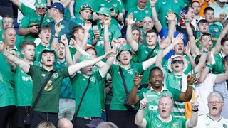 Hinchas de Irlanda enrostraron camiseta argentina de Messi en el duelo ante Francia en París