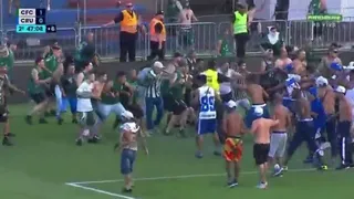 ¡Escándalo! Barristas de Cruzeiro invadieron la cancha y pelearon con seguidores de Coritiba