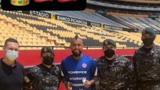 Arturo Vidal posó junto a militares ecuatorianos tras la última práctica de La Roja en Guayaquil
