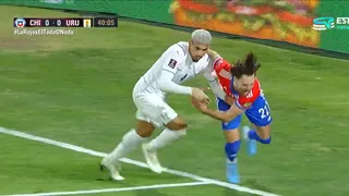 ¿Era penal! El polémico empujón contra Brereton que no cobró Patricio Loustau