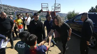 Carles Puyol está en Chile y visitó a niños de club deportivo en Valparaíso