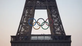 La Torre Eiffel ya luce los cinco anillos olímpicos de París 2024