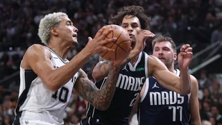 Víctor Wembanyama se estrella contra Luka Doncic en su debut en la NBA