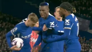 ¿Qué te parece? Dos futbolistas de Chelsea se fueron a los empujones por patear un penal