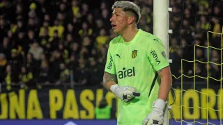 Brayan Cortés empieza a agarrar chapa de figura en el arco de Peñarol tras otro triunfo en Uruguay