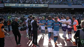 El pasillo de honor de Fiorentina a Napoli por la conquista del título en la Serie A