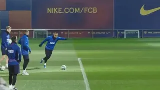 ¡Al ángulo! Arturo Vidal mostró su talento en la práctica de tiros libres en Barcelona