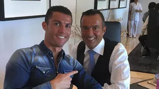 El representante de Cristiano donó mil cámaras de inhalación y 200 mil batas a un hospital