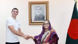 Emiliano Martínez visitó Bangladesh para reunirse con la Primera Ministra y compartir con hinchas