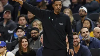 Los Warriors siguen en la lucha por acceder a play-offs tras victoria ante Houston