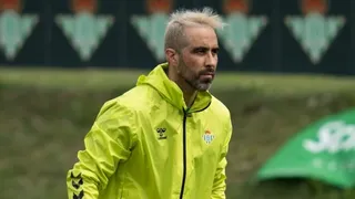 Era golazo: Claudio Bravo estremeció el palo con un potente disparo