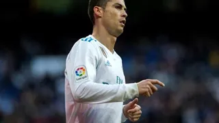 Cristiano Ronaldo sufrió un corte y usó un teléfono para ver su estado