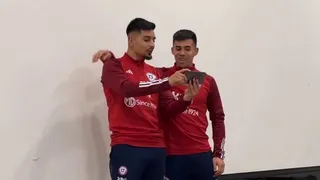 Aravena y Alarcón cantaron “Ella y yo” de Don Omar y Aventura en su “bautizo” con La Roja