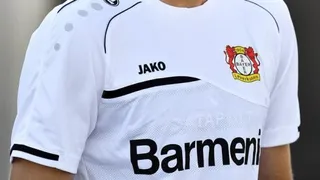 Leverkusen y Aránguiz se alistan con arcoíris incluido para el retorno de la Europa League