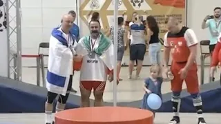 Irán suspende de por vida a un levantador de pesas por dar la mano a un israelí