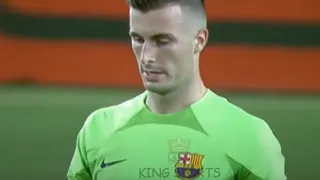 La grosera falla de Iñaki Peña que permitió un gol de Julián Alvarez en el Barça-Man. City