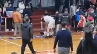 Hincha le lanzó agua hirviendo a un jugador de baloncesto