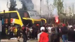 La despedida de los hinchas al plantel de Colo Colo previo al viaje a Uruguay