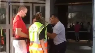 Alexis Sánchez se paró para firmar autógrafos en la salida del hotel