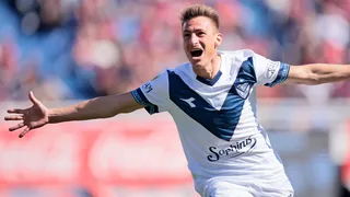 El Vélez de Gustavo Quinteros sigue “volando” y es líder con distancia en Argentina