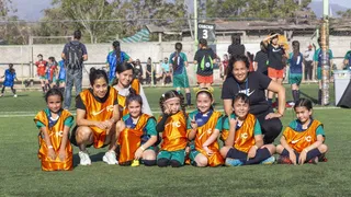 Figuras de La Roja Femenina jugaron junto a 40 niñas en una clínica deportiva