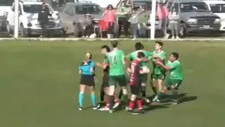 Futbolista agredió de forma brutal a una árbitra por la espalda y terminó detenido