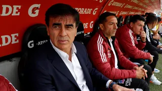 Los serios problemas que tiene Quinteros en la defensa de Colo Colo para los próximos tres partidos