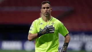¡Con el número 1! Claudio Bravo fue citado en Betis para la visita a Real Madrid