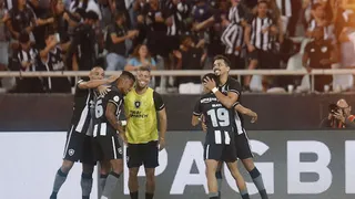 Botafogo arrasó con Corinthians y se mantuvo como líder invicto del Brasileirao