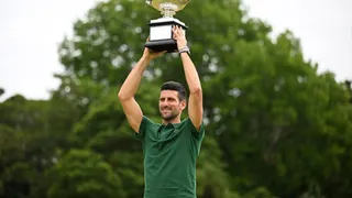 Sabalenka y Djokovic posaron con el trofeo que los acredita como campeones de Australia