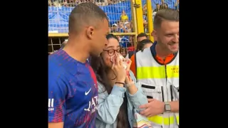 El lindo gesto de Kylian Mbappé tras darle un pelotazo a una fanática