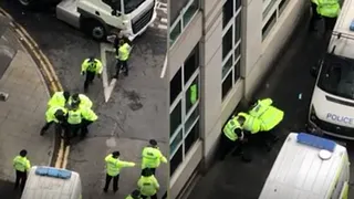 Policías golpearon en el piso a un hincha de Manchester United durante protestas