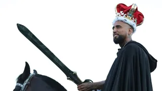 A caballo y recibiendo su corona: El momento más icónico de la bienvenida a Arturo Vidal