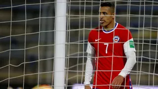 Alexis Sánchez terminó la práctica de este viernes con una dolencia muscular y genera preocupación en la Roja