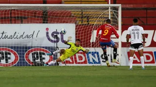 U. Española logró el empate contra Colo Colo en el inicio del complemento con un penal de Garate