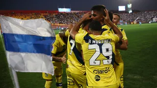 U. Católica vivió una tormentosa tarde al ser goleada por Everton en Santa Laura