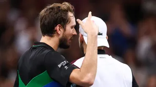 Medvedev insultó al público en París y luego lo negó: “Estaba mirando mis uñas”