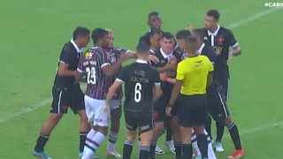 Gary Medel repartió empujones y fue expulsado en clásico de Vasco y Fluminense