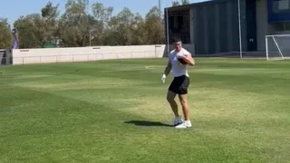 Visita de lujo: Sammis Reyes llegó al CDA y compartió con el plantel de la U