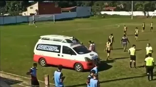 ¡Insólito! Ambulancia entró a una cancha para asistir a un jugador y el chofer dejó las llaves adentro