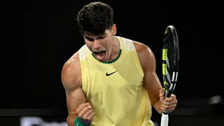 Alcaraz superó un complejo arranque y terminó batiendo con claridad a Gasquet en Australia
