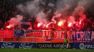Barristas de la UC encendieron bengalas en San Carlos para el duelo con Talleres