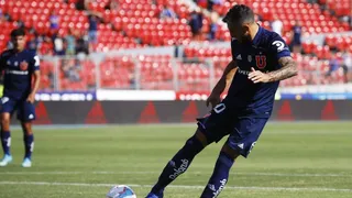 Joaquín Larrivey finalizó una gran jugada colectiva y puso en ventaja a la U ante Curicó