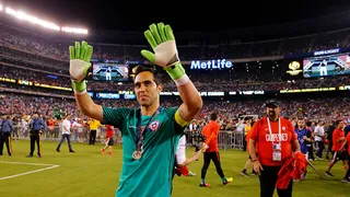 Las mejores atajadas del cumpleañero Claudio Bravo con la camiseta de la selección chilena