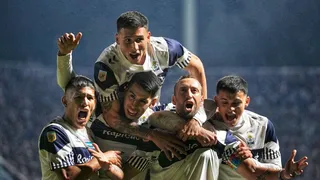 Eugenio Mena fue titular en dura caída de Racing ante Gimnasia en la liga argentina