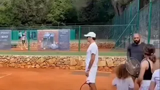 Roger Federer entrenó en sus vacaciones acompañado de Thierry Henry