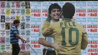 Intervención artística en Sao Paulo fundió en abrazo a Pelé y Diego Maradona