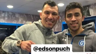 Gary Medel presenció triunfo de U. Católica y se fue con regalos desde San Carlos