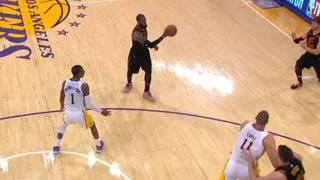 El pase sin mirar de LeBron James que admiró al público rival