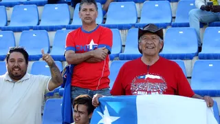 Hinchas de la Roja cantaron con emoción el himno de Chile en Alicante